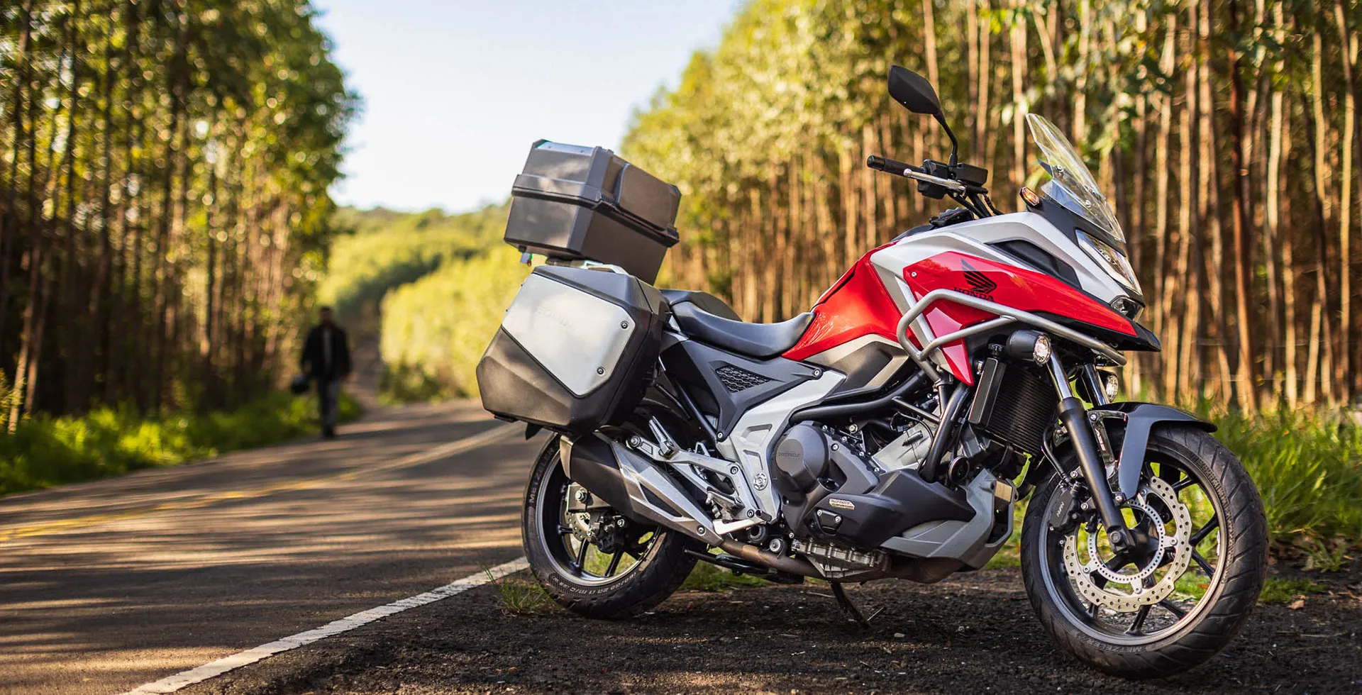 Honda NC 750X estacionada em área aberta