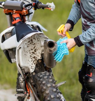  o que acontece se lavar a moto com sabão em pó?