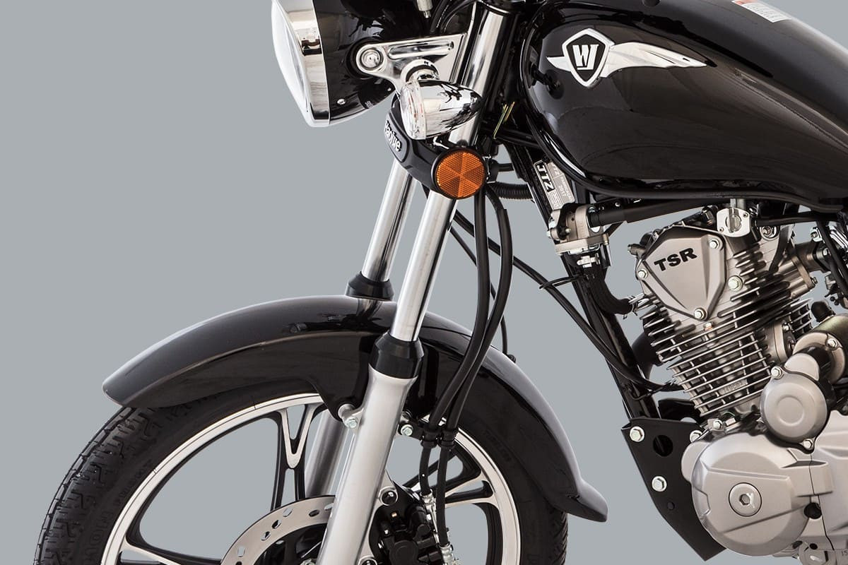 Foto de detalhe da roda de uma das motos que parecem com a Harley-Davidson