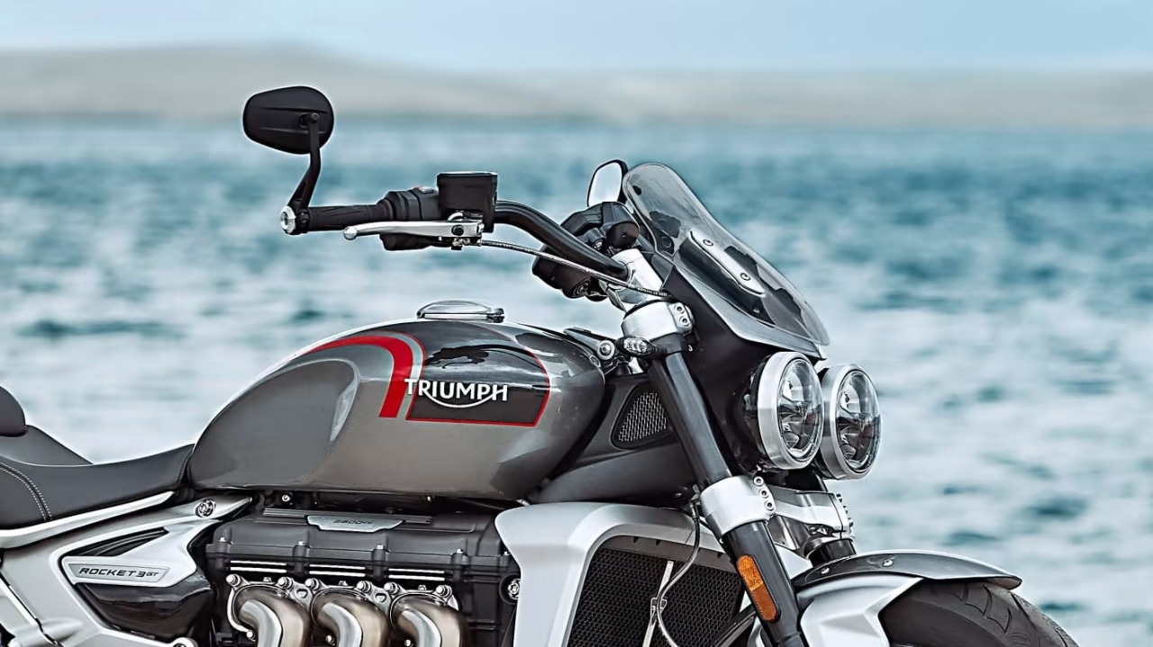 Foto lateral da moto Triumph Rocket
