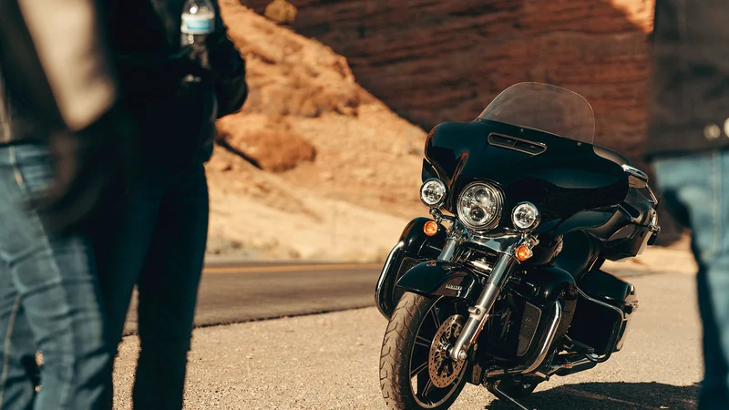 Foto da moto da Harley estacionada 