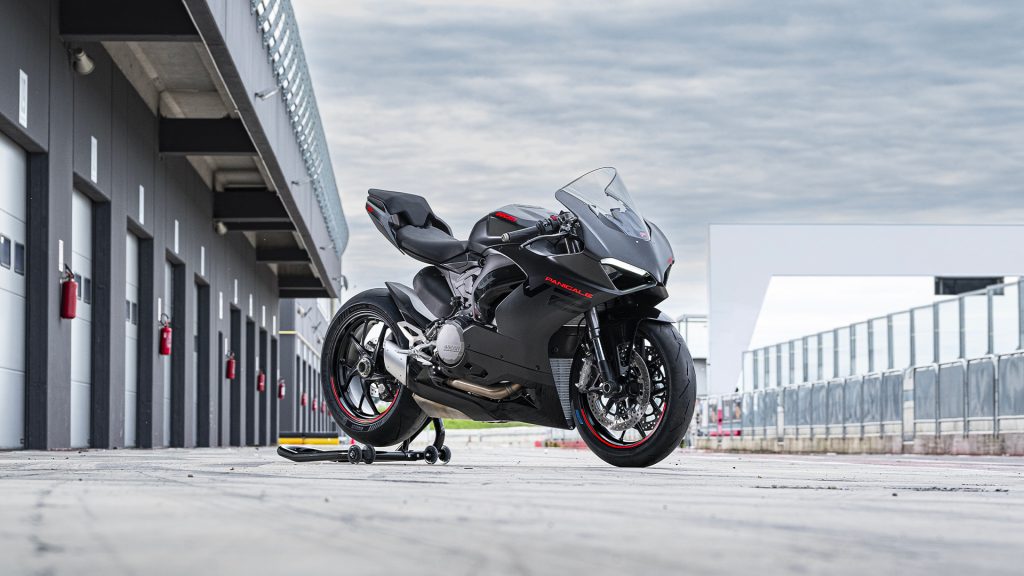 Foto em estúdio da moto da Ducati 2024