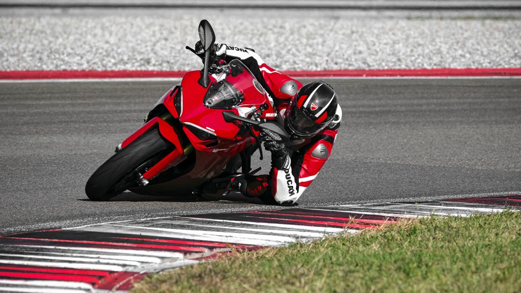 piloto fazendo a curva com um dos Lançamentos Ducati 2024
