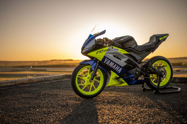 Foto em trânsito da Yamaha R15