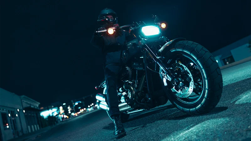 Foto na rua da moto da Harley