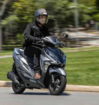 Homem pilotando uma Honda Elite 125