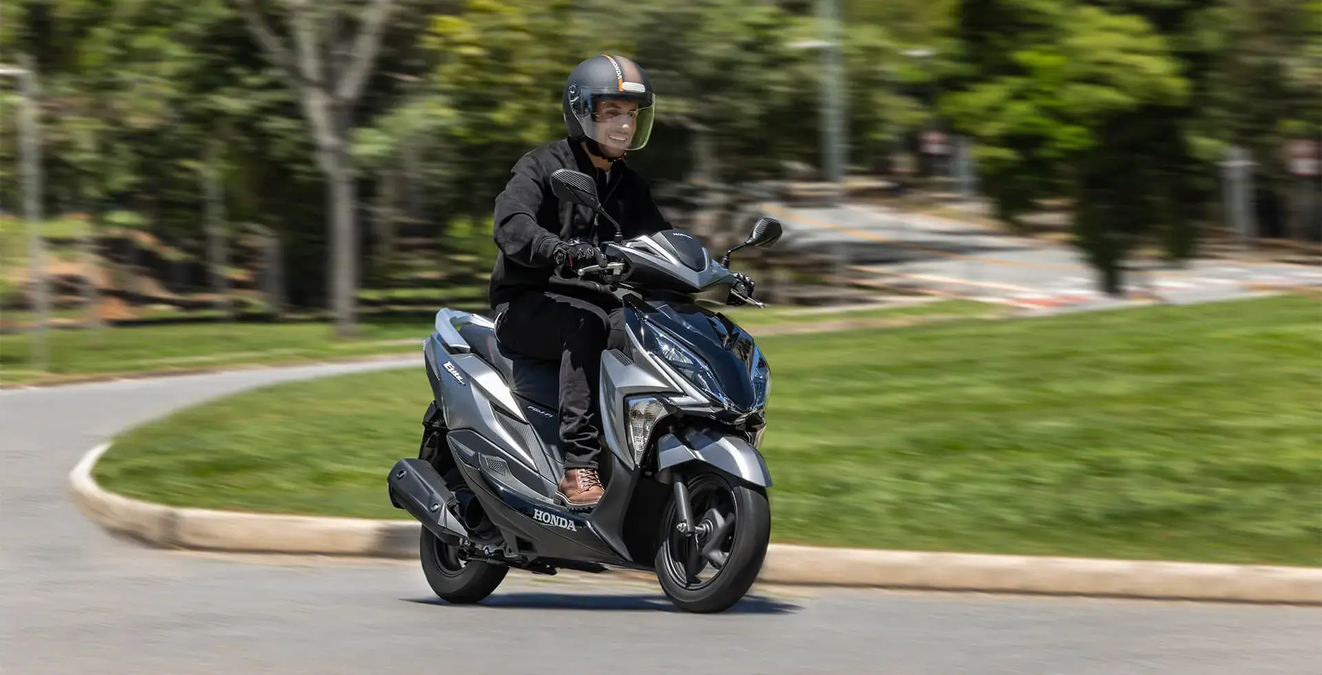 Homem pilotando uma Honda Elite 125