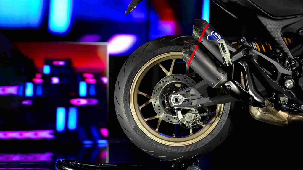 Foto dos pneus da moto da Ducati