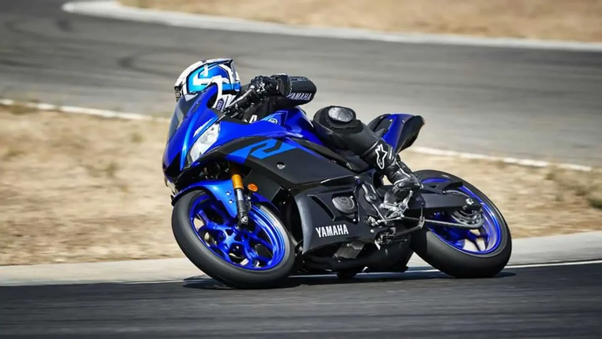 Homem pilotando moto azul da Yamaha