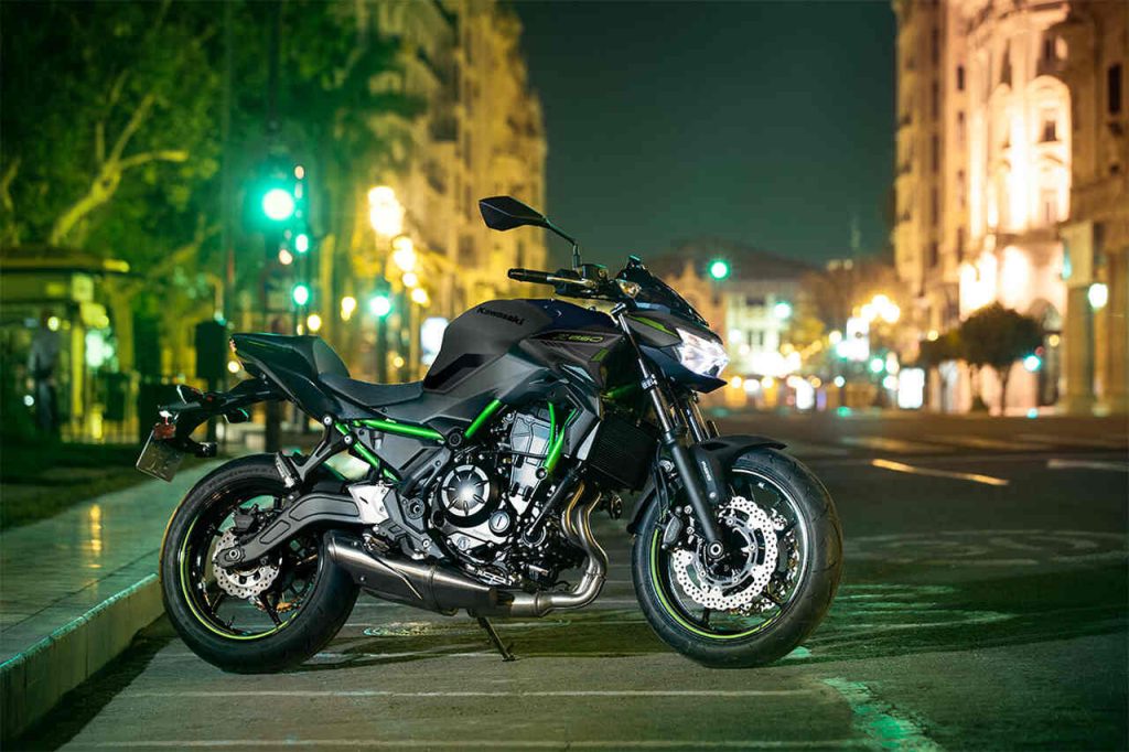 Foto panorâmica da moto da Kawasaki