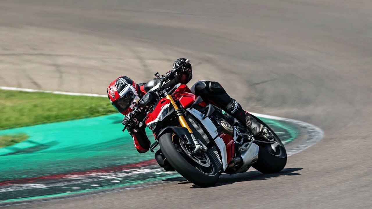 Homem rodando Ducati Streetfighter V4 S na pista