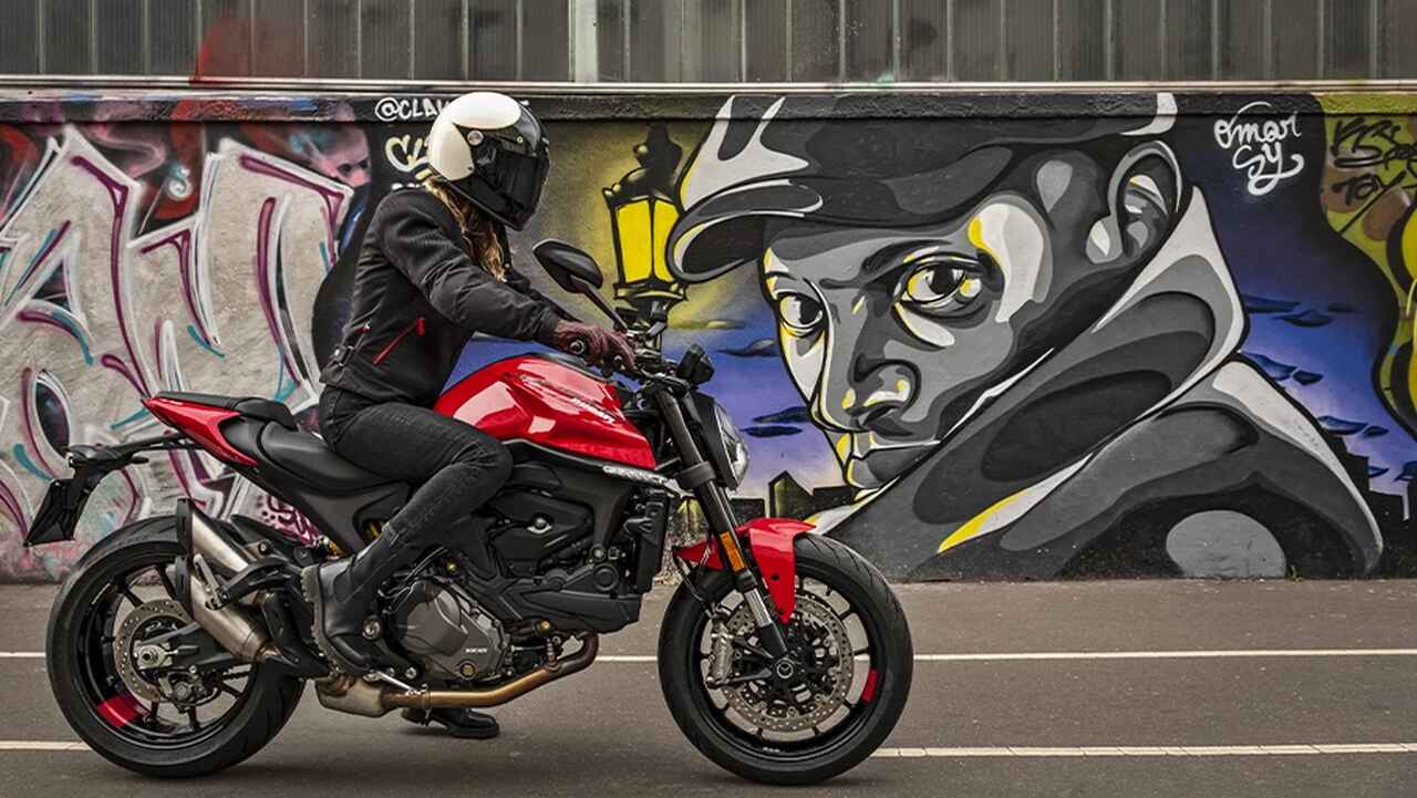 Homem montado na Ducati Monster