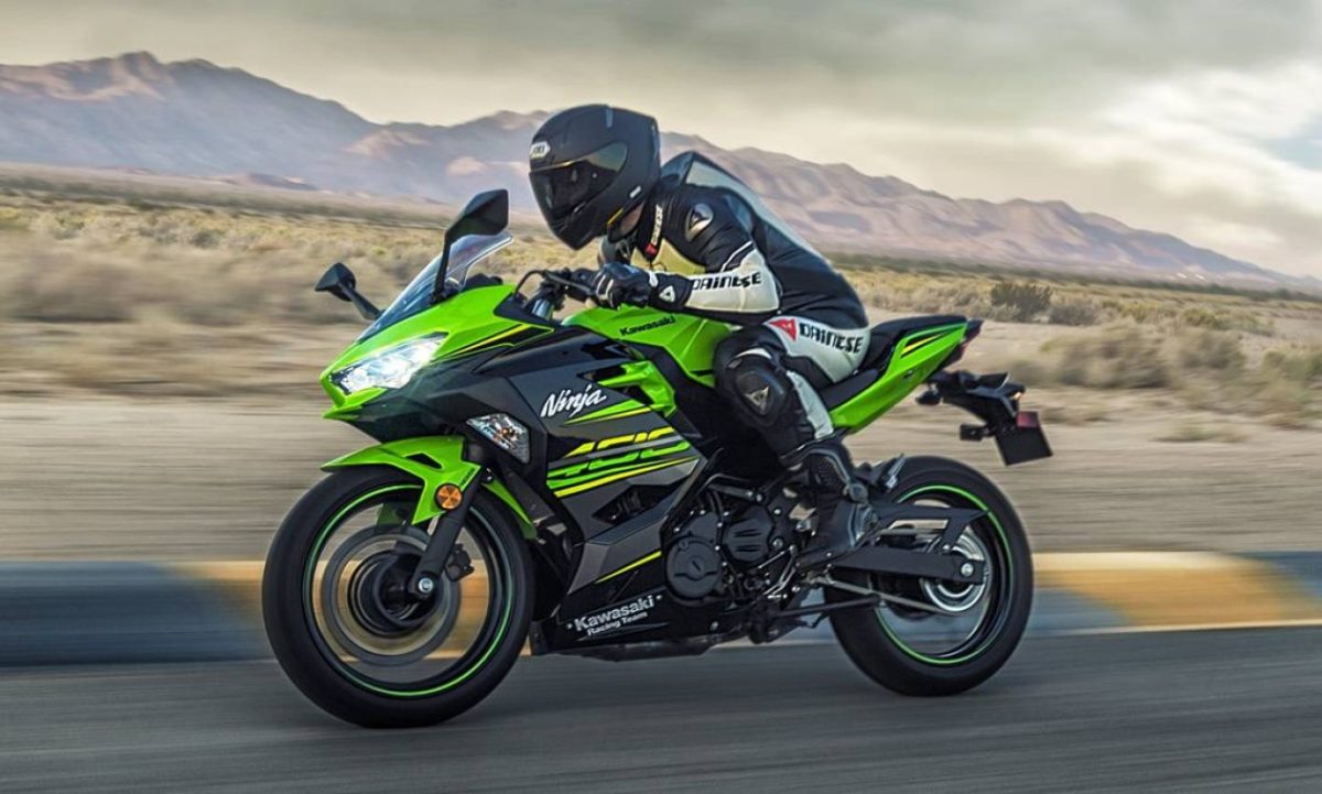 Homem pilotando moto Kawasaki Ninja 400 na cor verde