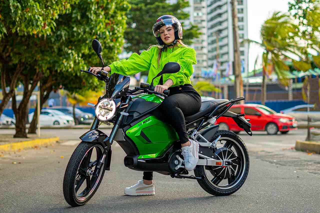 Mulher montada na Shineray SHE-S, uma das melhores motos da marca