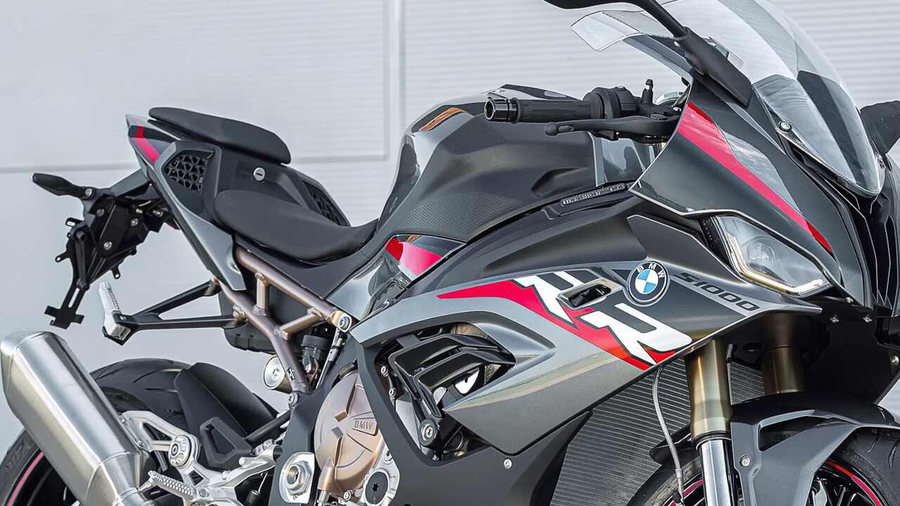BMW S1000RR 2022 traz kit M de série e novas cores