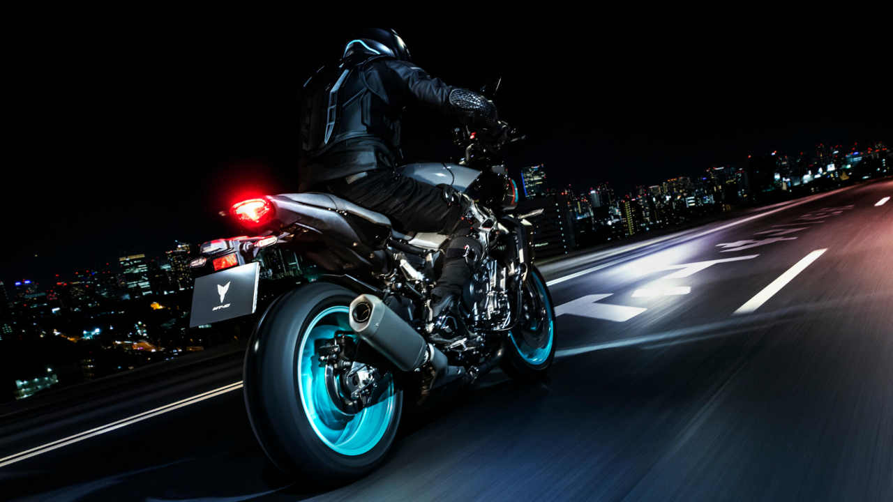 Pessoa rodando Yamaha MT-10 na cidade à noite