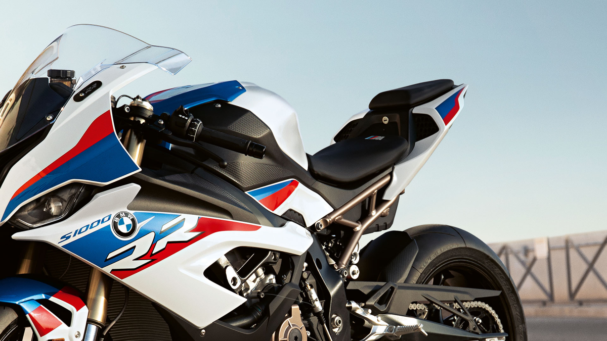 Moto BMW S 1000 RR nas cores branca, azul e vermelha Melhores Motos Esportivas Baratas 2023