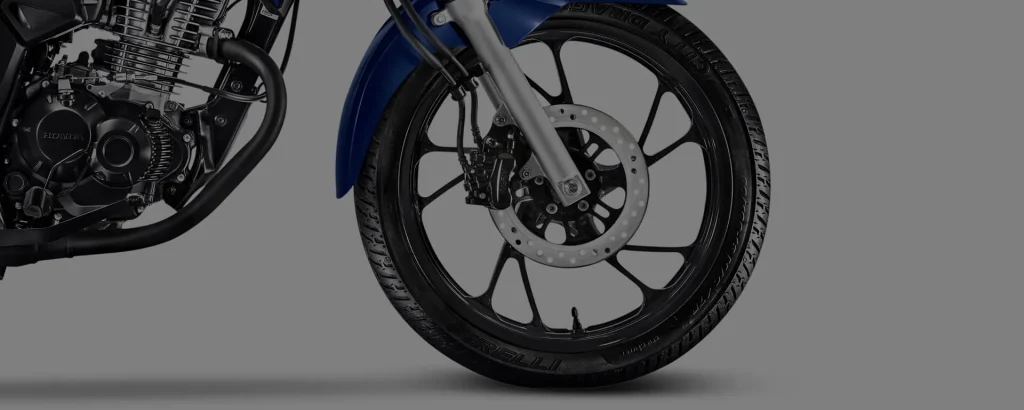 Foto das rodas da moto da Honda