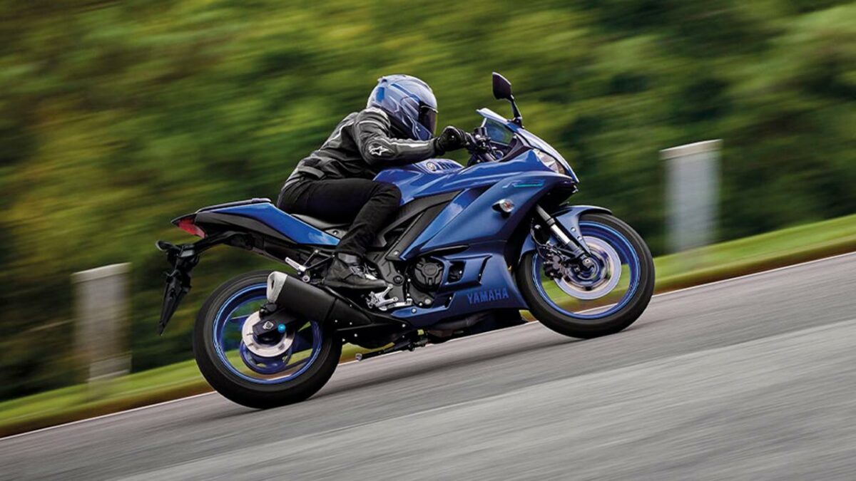 Homem pilotando moto esportiva da Yamaha na cor azul