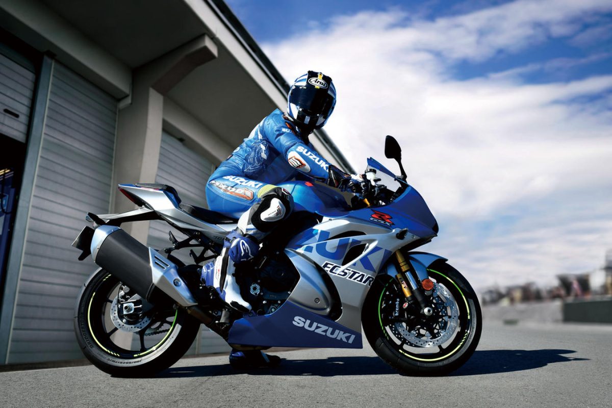 Homem sob uma moto Suzuki GSX R1000 R