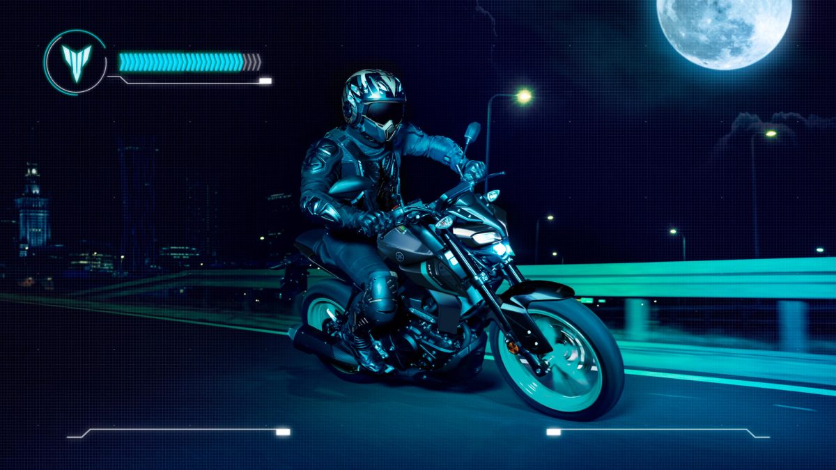 Homem pilotando a moto Yamaha MT 125 2024, na cor preta com azul, durante a noite