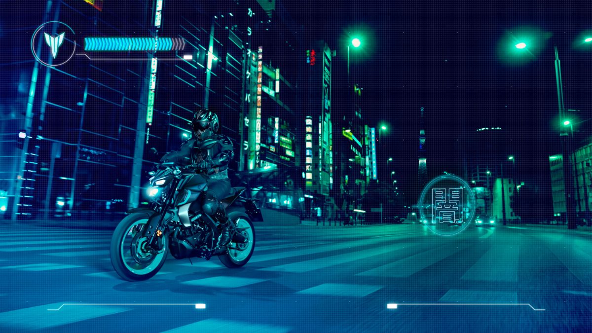 Homem pilotando a moto Yamaha MT 125 2024, na cor preta com azul, durante a noite