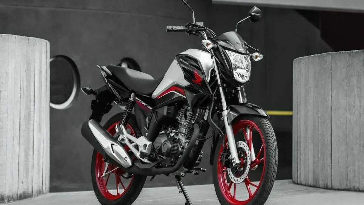 Moto Honda CG branca e preta