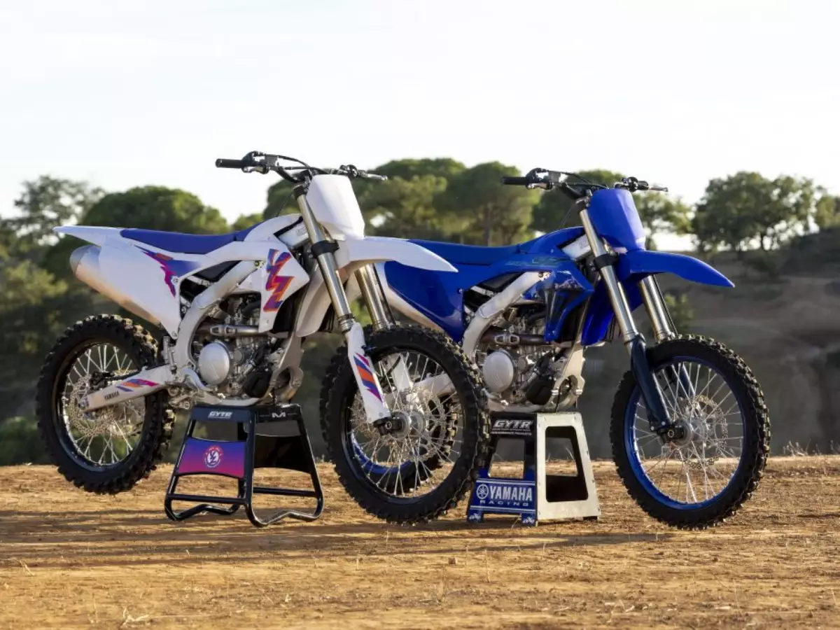 Motocicletas Yamaha YZ250F branca e azul
