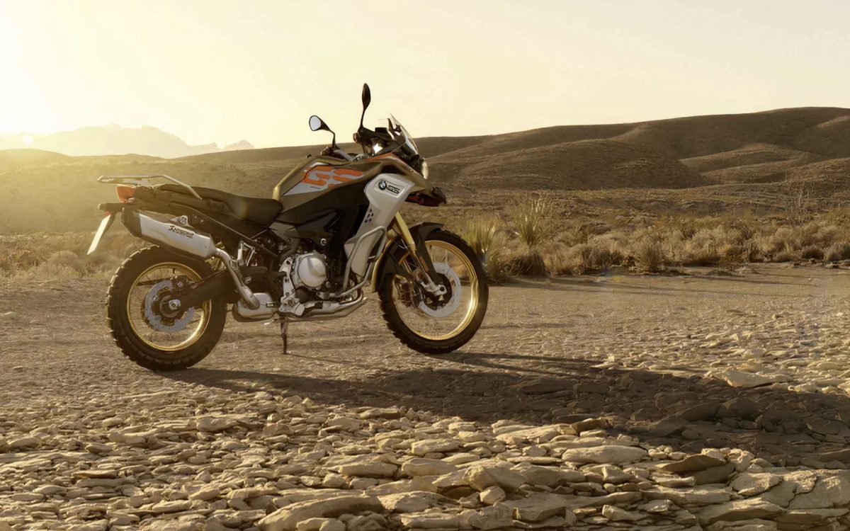 Motocicleta BMW em uma paisagem arida