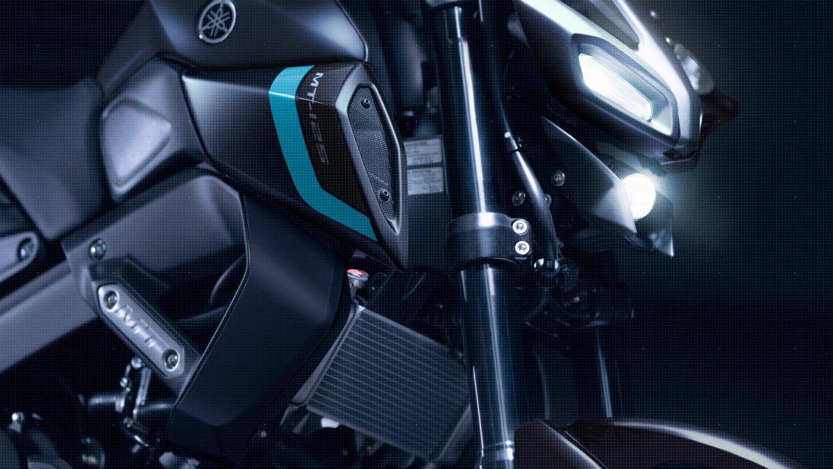 Detalhes da lateral e faróis da motocicleta Yamaha MT 125 2024 nas cores preta com azul