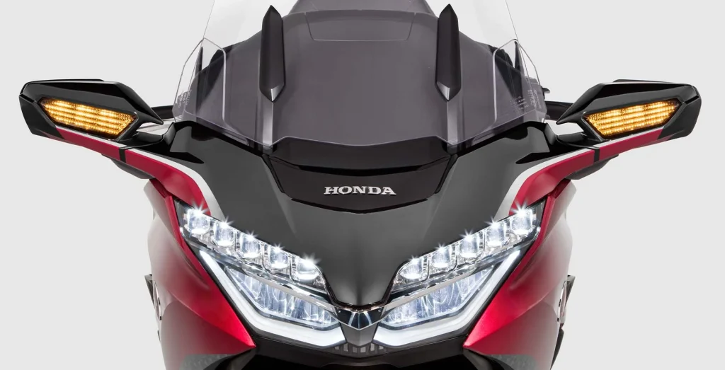 Foto frontal da moto da Honda