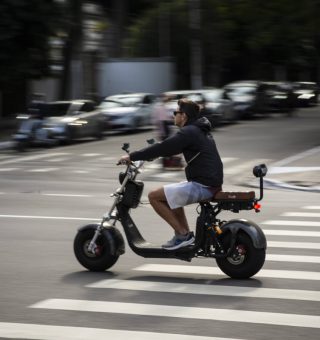 Homem conduzindo uma scooter elétrica