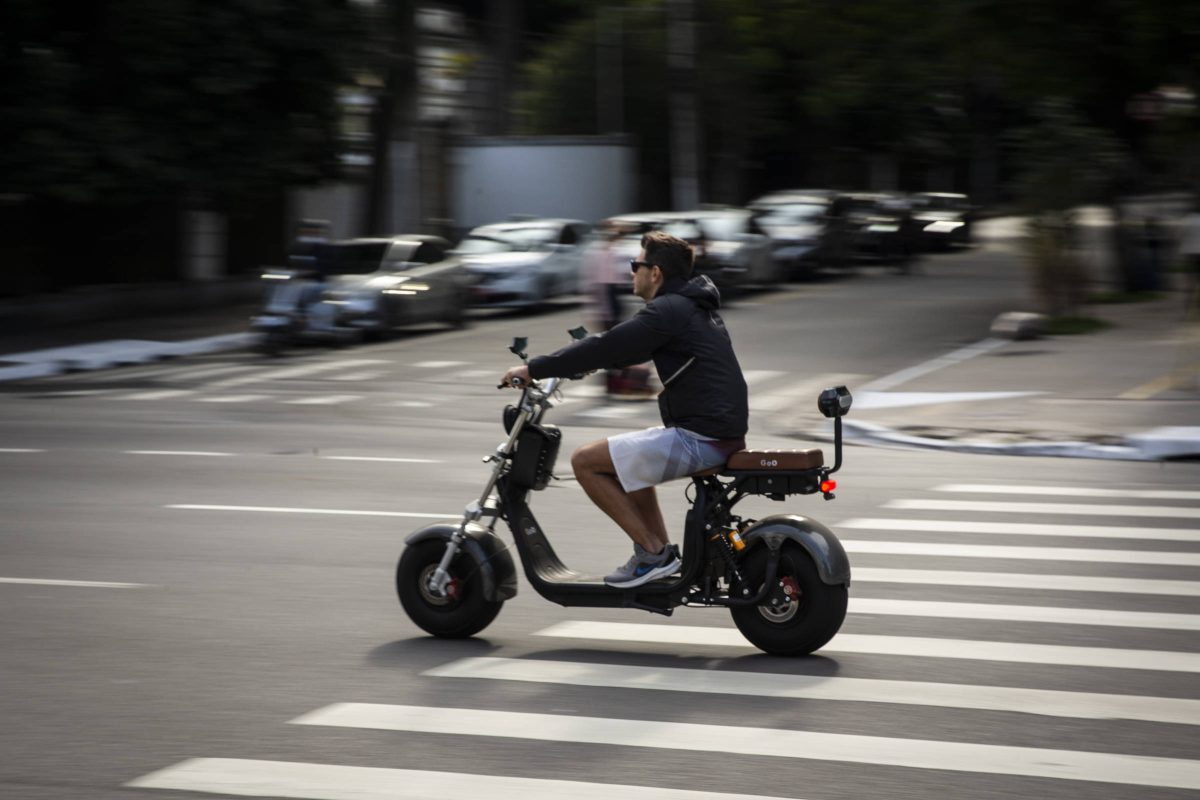 Homem conduzindo uma scooter elétrica