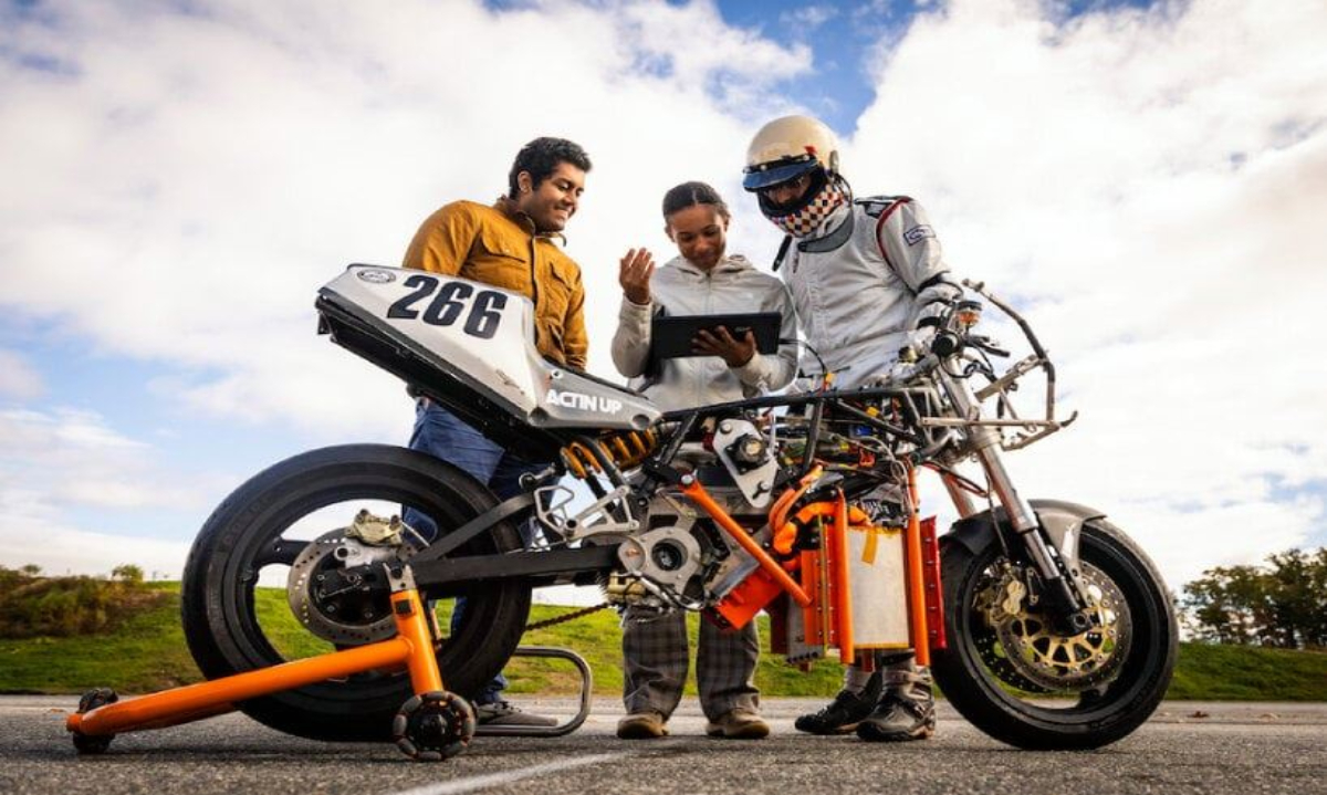 Equipe do MIT com a moto elétrica movida a hidrogênio