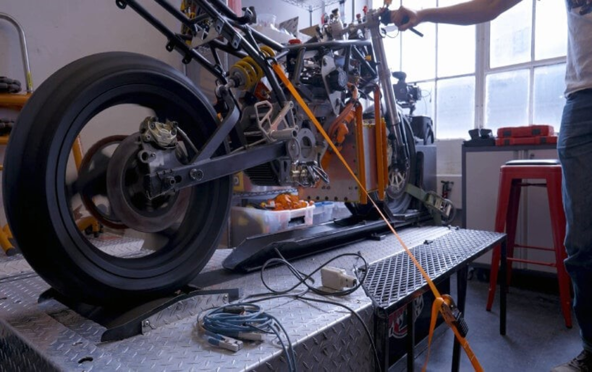 moto elétrica movida a hidrogênio sendo construída