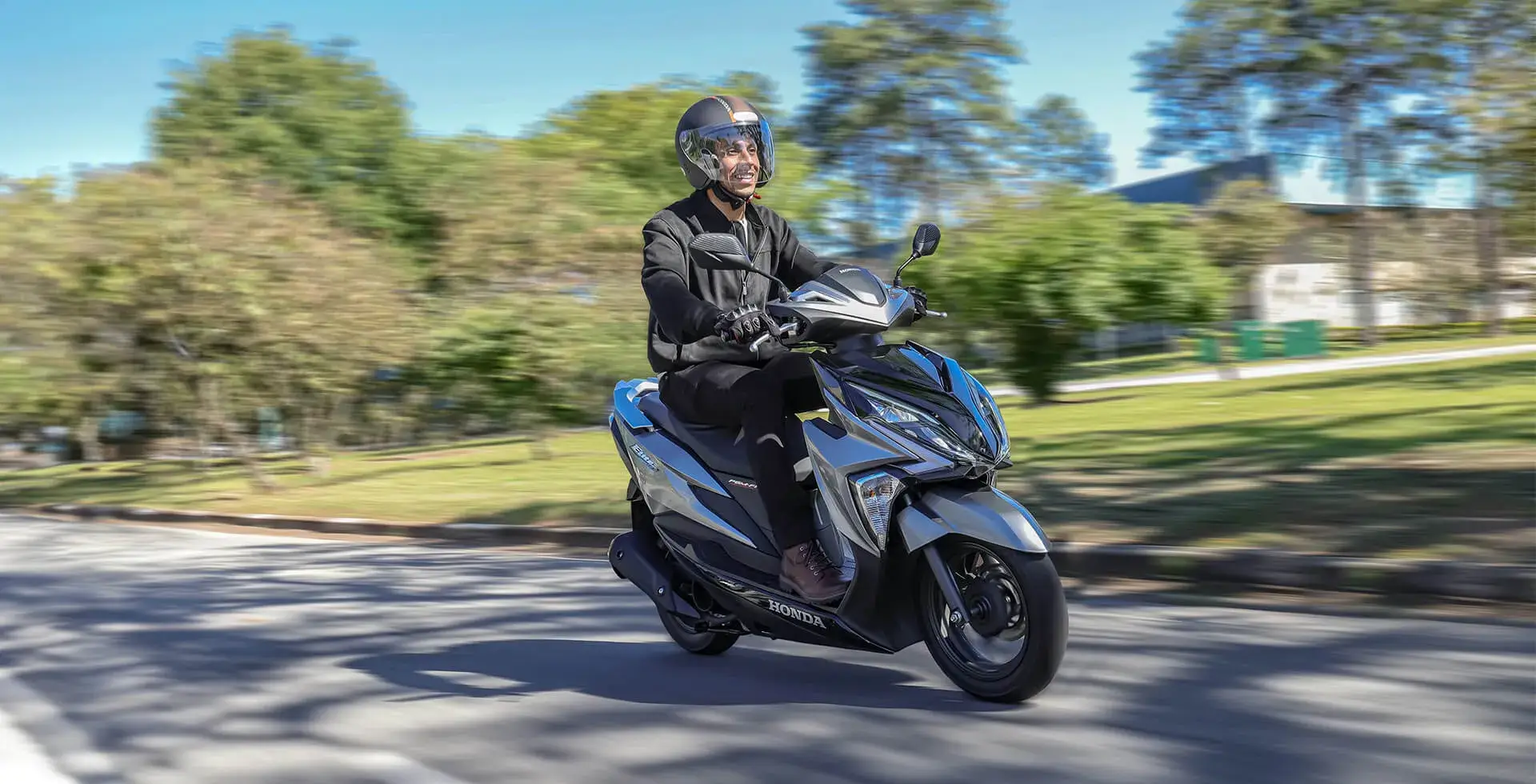 Homem pilotando uma Honda Elite 125