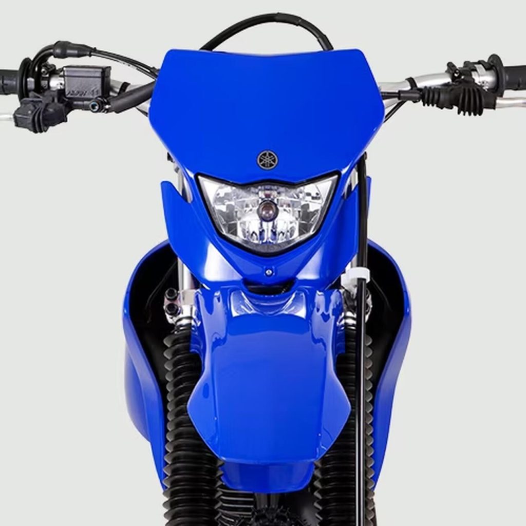 Foto frontal da Yamaha TT-R 2024