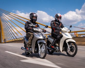 Dois motociclistas pilotando modelos de Honda Biz