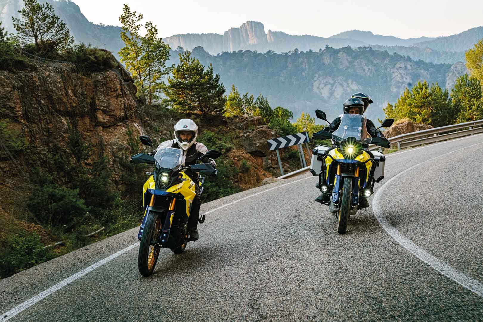 Homens pilotando duas Suzuki V-Strom 800DE na estrada