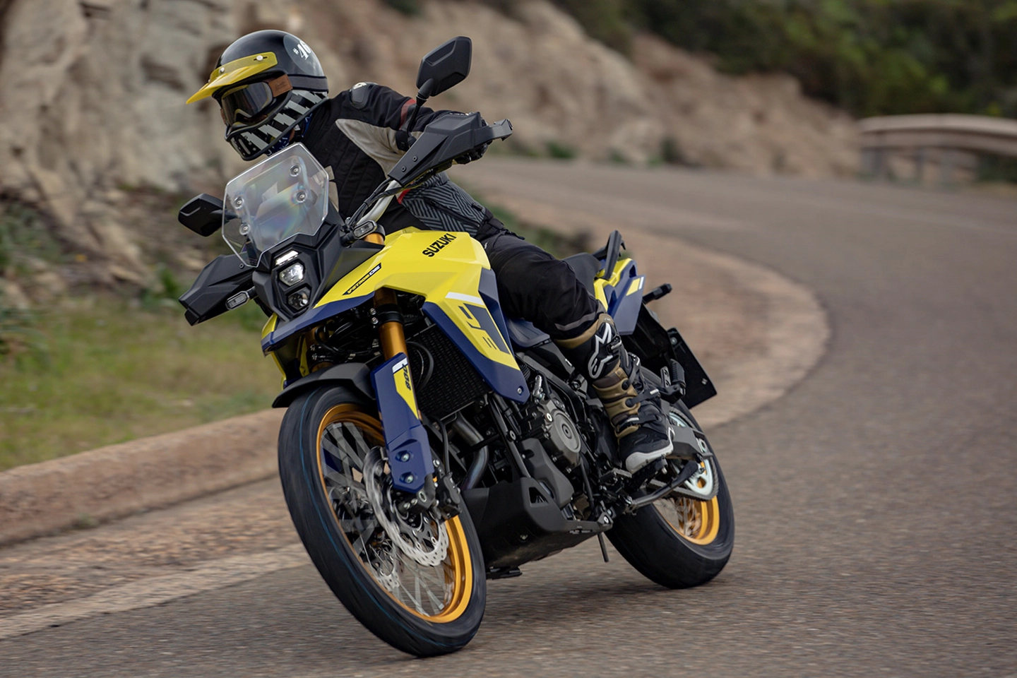 Homem pilotando uma Suziki V-Strom 800DE na estrada