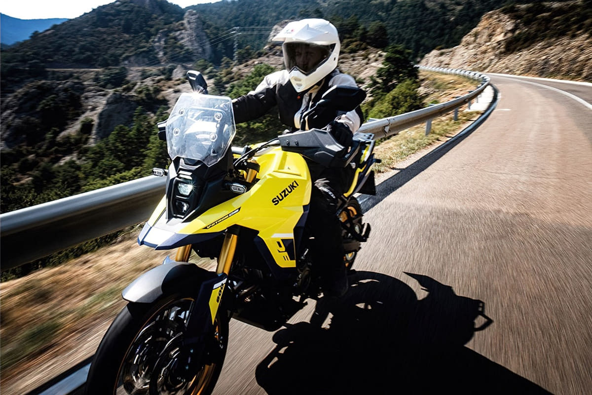 Homem pilotando Suzuki V-Strom 800DE na estrada