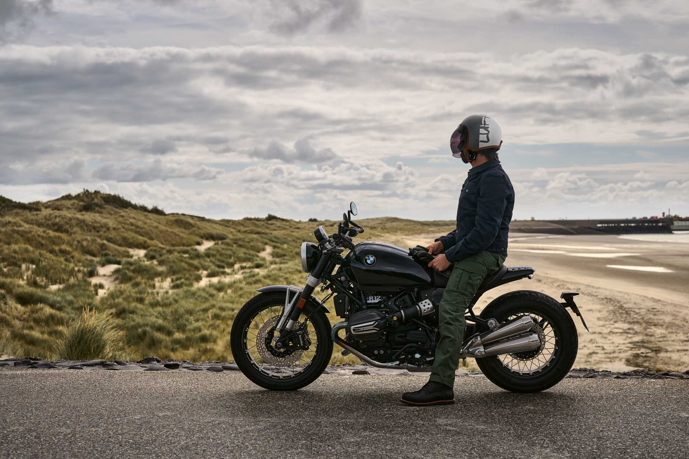 Homem sentado em uma BMW R 12