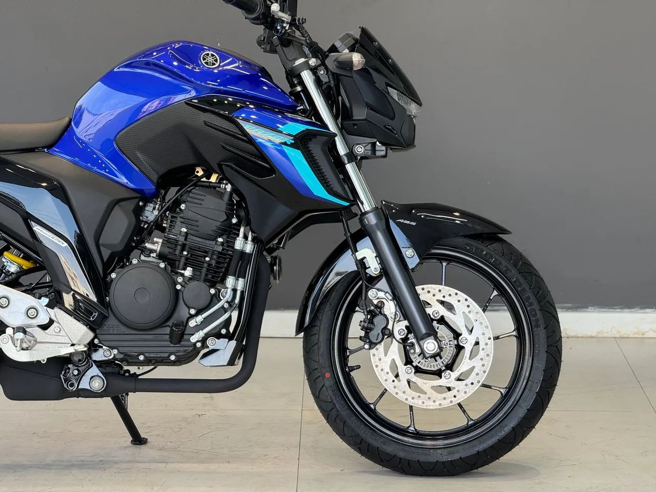 Roda e pneu dianteiro da Yamaha FZ25 2024 azul