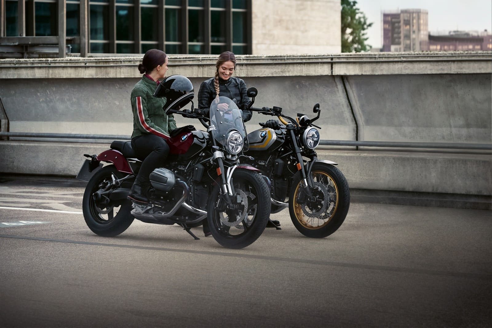 Duas mulheres, cada uma sentada em uma BMW R 12