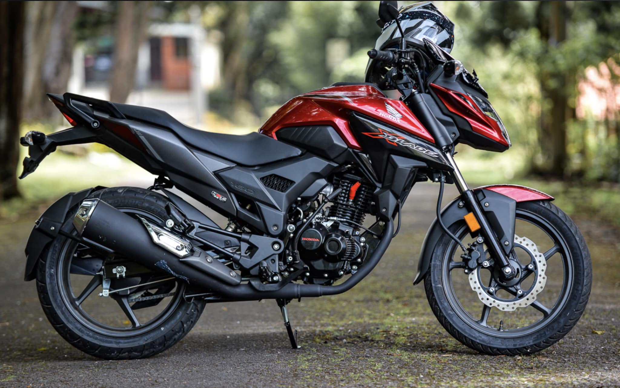 Novo modelo da Honda XBlade 160 vermelha