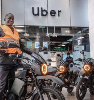 Motociclista de Uber em prédio da Uber