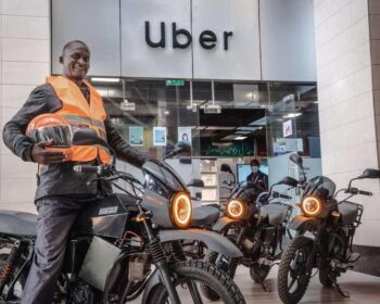 Motociclista de Uber em prédio da Uber