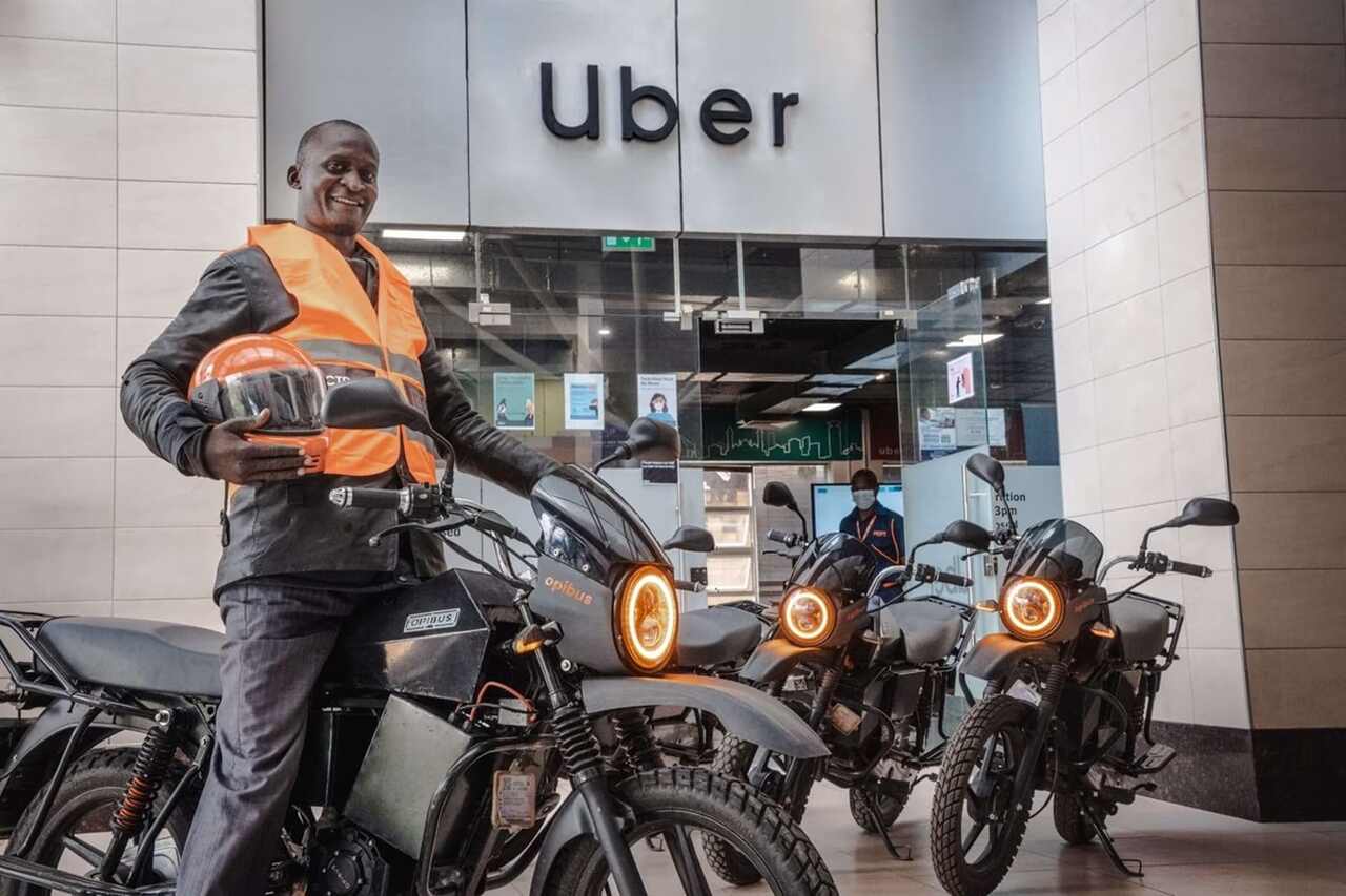 Motociclista de Uber em prédio da Uber