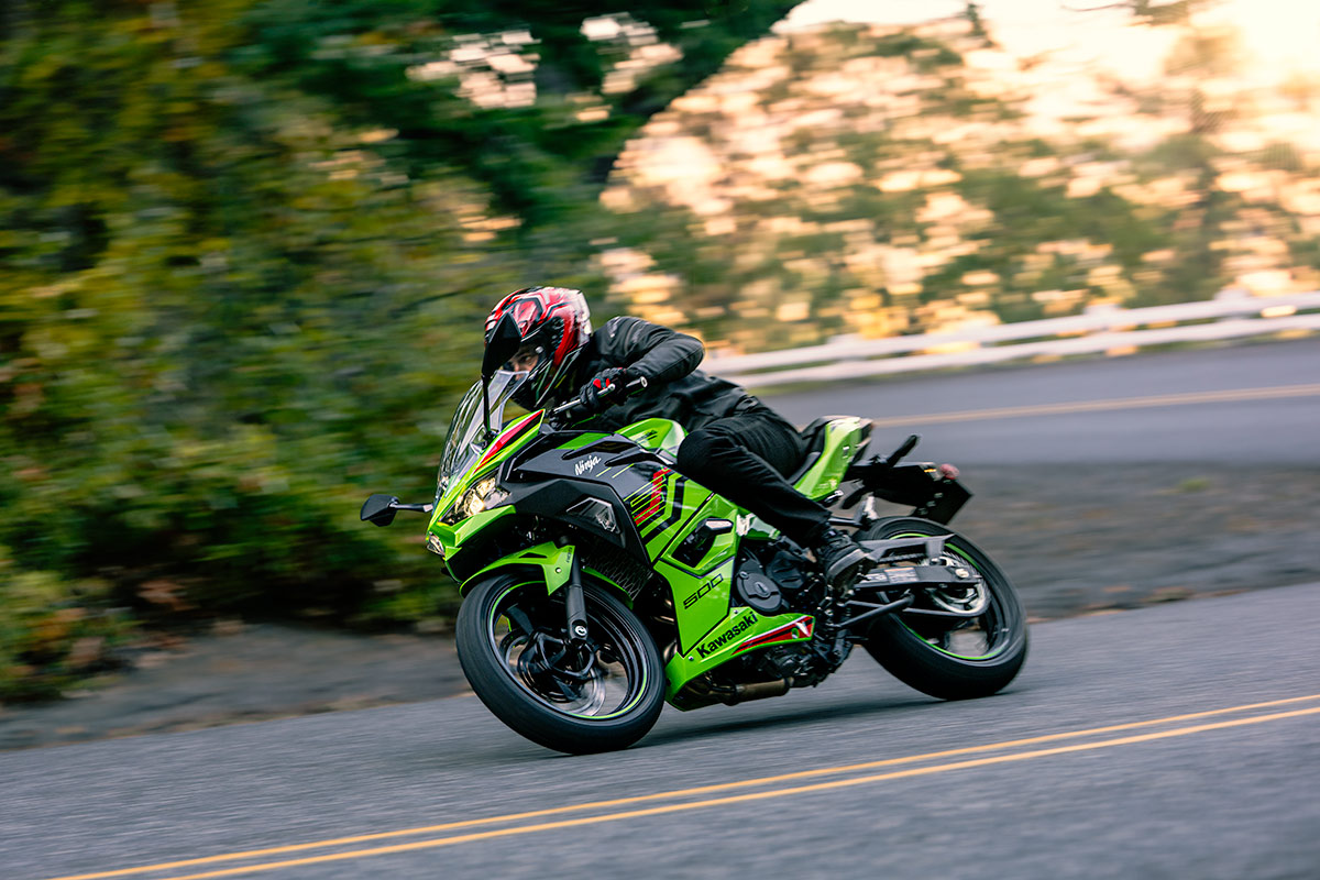 Homem pilotando a nova Kawasaki Ninja 500 SE KRT Edition 2025