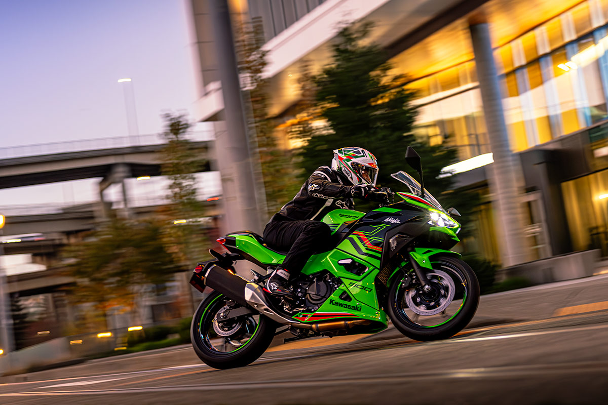 Homem pilotando a nova Kawasaki Ninja 500 SE KRT Edition 2025